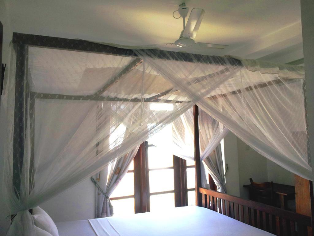 Ceylon Surf Guest And Restaurant Bed & Breakfast Weligama Room photo