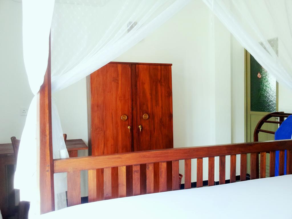 Ceylon Surf Guest And Restaurant Bed & Breakfast Weligama Room photo